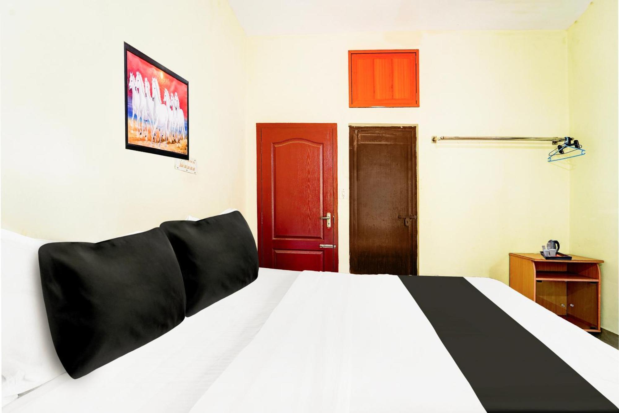 Super Hotel O Nettoor Near Lakeshore Hospital Kochi Bagian luar foto