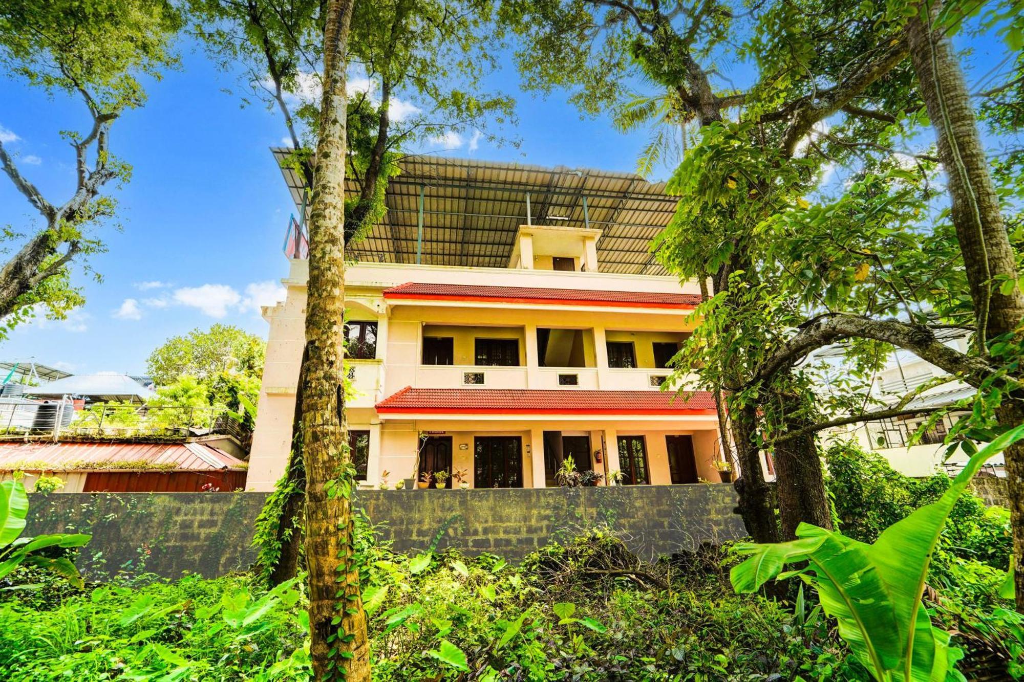 Super Hotel O Nettoor Near Lakeshore Hospital Kochi Bagian luar foto